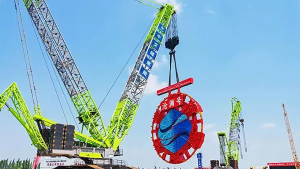Crawler crane lifting China's largest-diameter tunnel boring machine